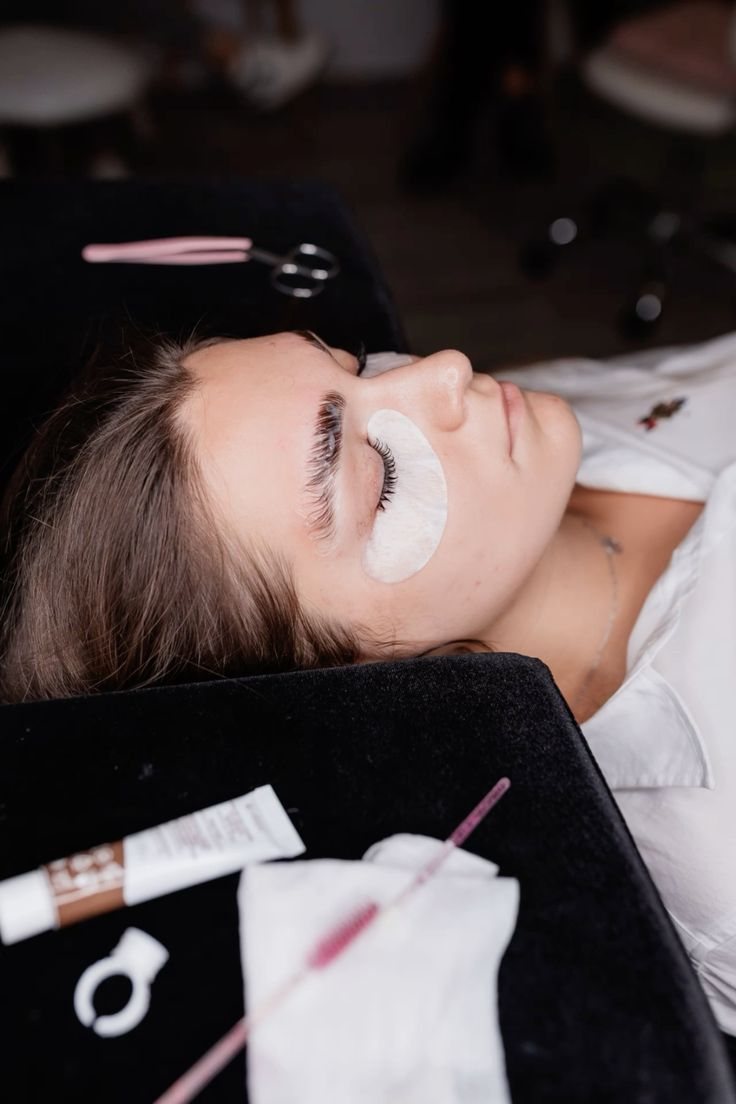 Kund får en fransbehandling i Luna Beauty Studio
