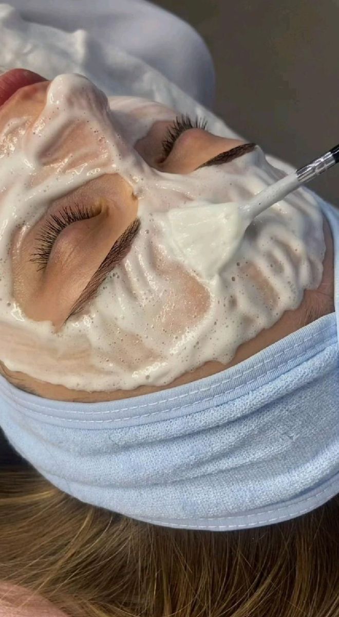 Ansiktsbehandling med skummande naturlig mask