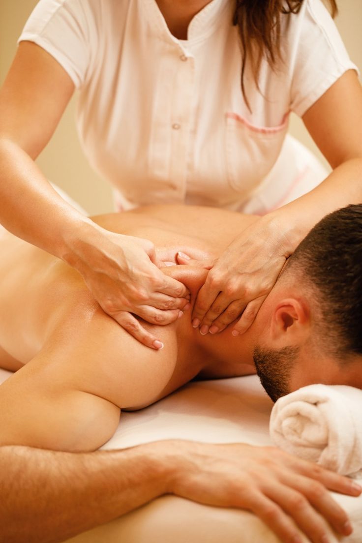 Terapeut ger en lugn nack- och axelmassage