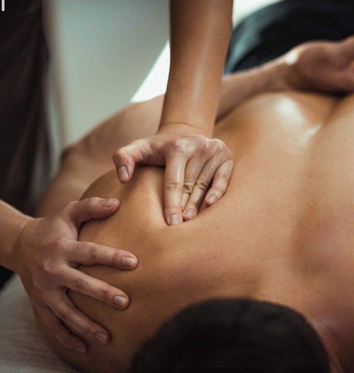 Klassisk massage av rygg och axlar