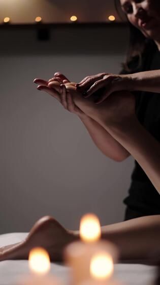 Fot- och handmassage vid levande ljus